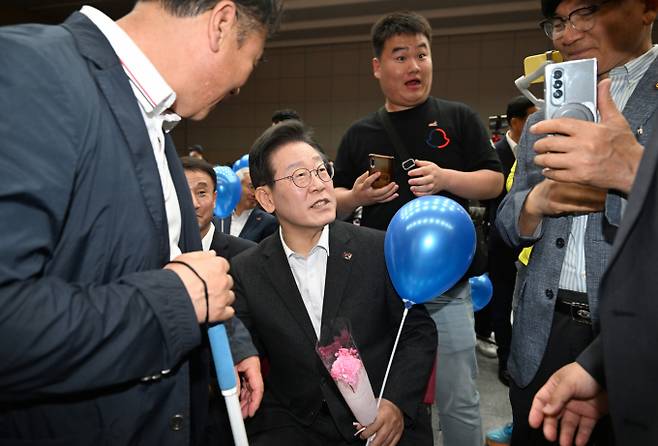 더불어민주당 대선 경선 후보들이 주말 호남권 순회 경선을 앞두고 '텃밭 표심' 잡기에 본격 돌입했다. 이재명 더불어민주당 대표가 지난해 5월 광주 김대중컨벤션센터에서 열린 '당원과 함께, 민주당이 합니다' 호남 콘퍼런스에서 당원들의 지지를 받으며 입장하는 모습. /사진=뉴시스