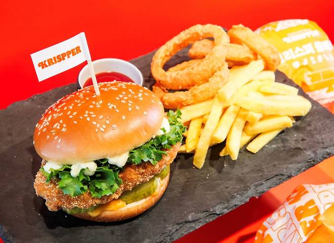 버거킹이 스테디셀러 '와퍼'의 치킨 버전인 '크리스퍼'와 디저트 메뉴 '킹퓨전'을 오는 24일부터 새롭게 선보인다. /사진=버거킹