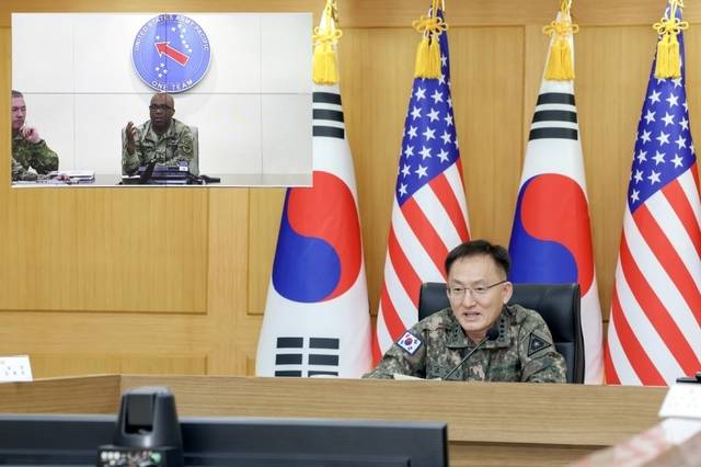 고창준 육군참모총장 직무댈가 22일 로널드 클라크(대장) 미 태평양육군사령관(대장)과 화상회의를 하고 있다. 육군 제공