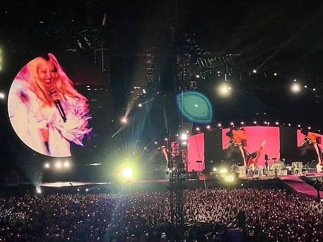 콜드플레이 4회차 콘서트에 깜짝 등장한 블랙핑크 로제/고승희 기자