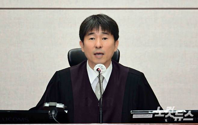 지귀연 부장판사가 21일 오전 서울 서초구 서울중앙지법 417호 법정에서 열린 윤석열 전 대통령의 내란 우두머리 혐의 재판을 하기 전 언론 공개에 대한 발언을 하고 있다. 사진공동취재단