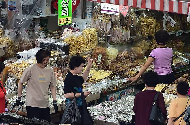 지난 20일 오후 대구 중구 서문시장에서 시민들이 건어물을 사고 있다. 김덕용 기자