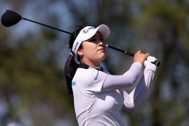 티샷 후 공을 바라보고 있는 윤이나. 사진 제공=AFP연합뉴스