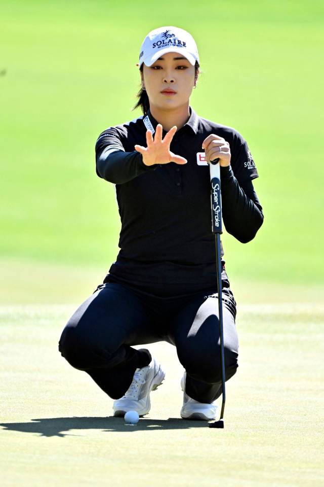 그린을 읽고 있는 윤이나. 사진 제공=AFP연합뉴스