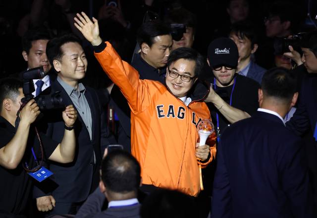 김 후보가 19일 충북 청주체육관에서 열린 제21대 대통령선거 후보자 선출을 위한 충청권 합동연설회에서 ‘한화이글스’ 유니폼을 입고 입장하고 있다. 뉴스1