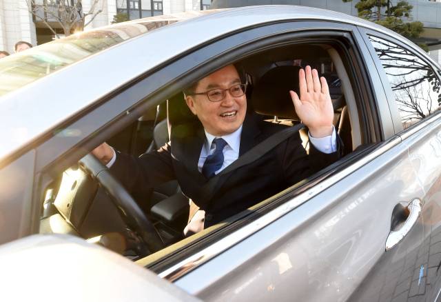 김동연 당시 경제부총리 겸 기획재정부 장관이 2018년 10월 서울 종로구 정부서울청사에서 퇴임 후 손인사를 하며 청사를 떠나고 있다. 뉴스1