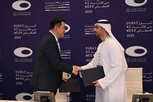 채명수(왼쪽) 노타 대표가 지난 22일(현지 시간) 아랍에미리트 두바이 유메이라 에미레이츠 타워에서 모하메드 알 무다렙 두바이 도로교통국(RTA) 최고경영자(CEO)와 지능형 교통체계(ITS) 솔루션 공급 계약을 체결한 뒤 악수를 하고 있다. /사진 제공=노타