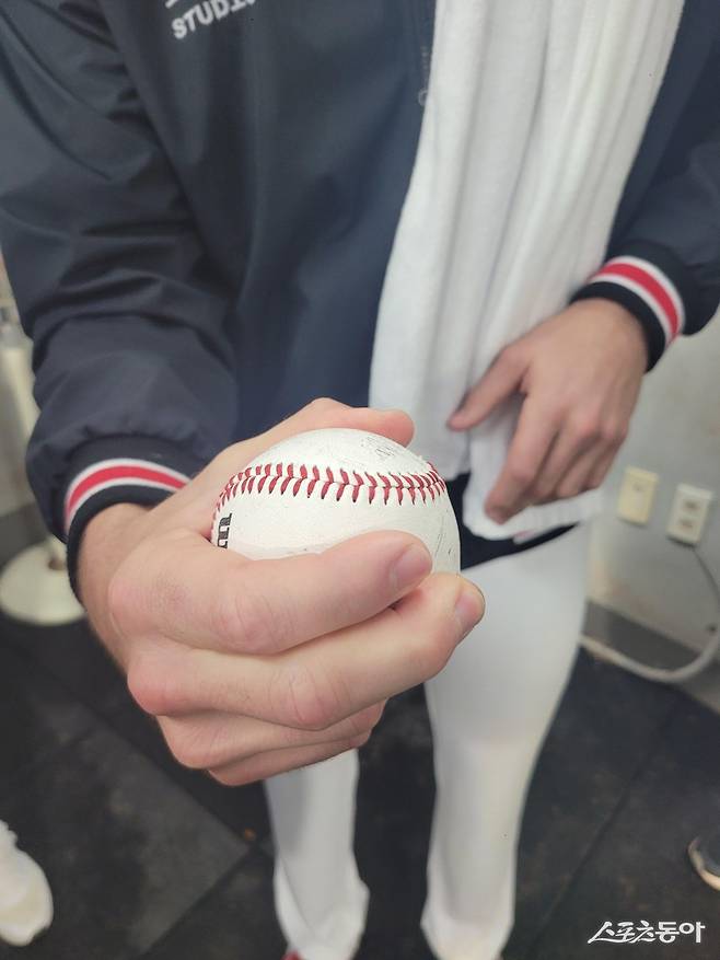 KIA 제임스 네일이 지난 2024년 3월 27일 광주-기아챔피언스필드에서 취재진과 인터뷰 도중 자신의 스위퍼 그립을 직접 보여주고 있다. 스포츠동아DB