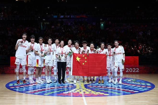 2022년 FIBA 월드컵에서 준우승한 중국 여자농구대표팀 선수들이 기념 사진을 찍고 있다. Getty Images코리아