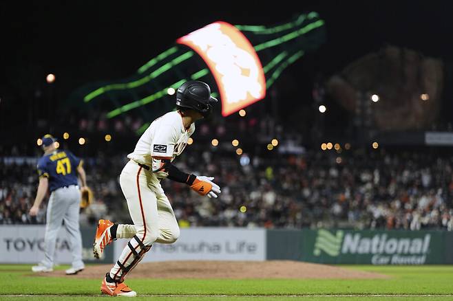 ▲ 이정후는 22일(한국시간) 미국 캘리포니아주 샌프란시스코 오라클파크에서 열린 2025 메이저리그 밀워키 브루어스와 경기에 3번 타자 중견수로 선발 출전해 4타수 1안타(3루타) 1타점을 기록했다. 스윙하는 이정후. ⓒ연합뉴스/AP