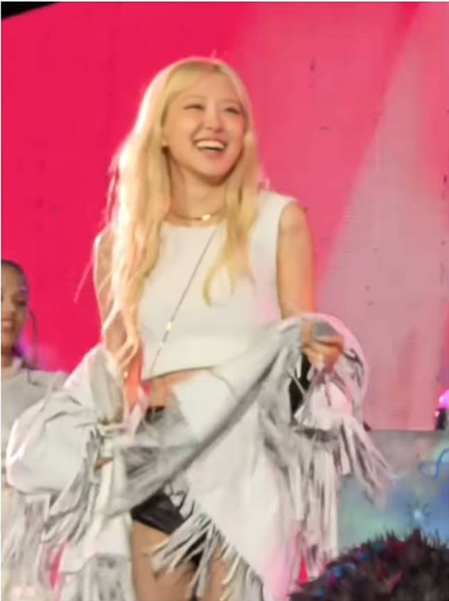 콜드플레이 콘서트에 참석한 로제 사진=로제 인스타그램 팬페이지