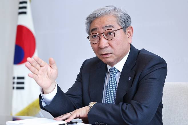 윤동섭 연세대 총장, 연합뉴스와 인터뷰 (서울=연합뉴스) 서대연 기자 = 윤동섭 연세대학교 총장이 지난 16일 서울 서대문구 연세대 신촌캠퍼스 총장실에서 연합뉴스와 인터뷰하고 있다. 2025.4.16
dwise@yna.co.kr
(끝)