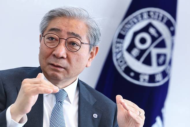 윤동섭 연세대 총장, 연합뉴스와 인터뷰 (서울=연합뉴스) 서대연 기자 = 윤동섭 연세대학교 총장이 지난 16일 서울 서대문구 연세대 신촌캠퍼스 총장실에서 연합뉴스와 인터뷰하고 있다. 2025.4.16
dwise@yna.co.kr
(끝)