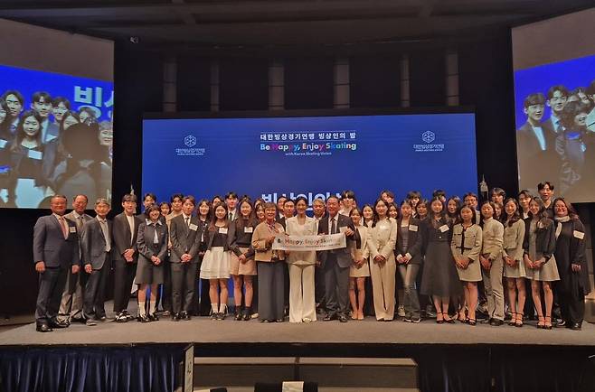 2025 빙상인의 밤 행사에 참석한 빙상인들 (서울=연합뉴스) 김경윤 기자 = 이수경 대한빙상경기연맹 신임 회장(가운데) 등 빙상인들이 23일 서울 중구 웨스틴 조선호텔에서 열린 2025 빙상인의 밤 행사에서 단체 사진을 찍고 있다. 2025.4.23. cycle@yna.co.kr