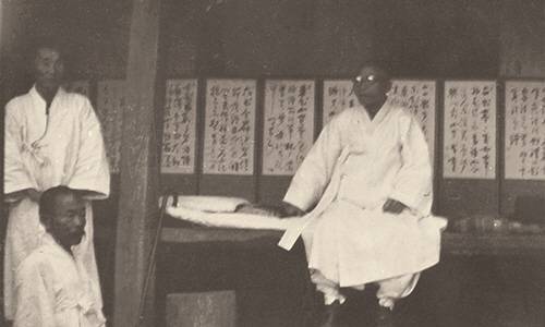 1946년 9월22일 해방 후 귀국해 쇠실마을 김광언씨 집을 다시 찾은 백범 김구.