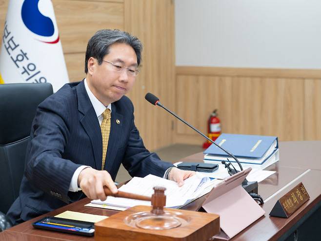 최장혁 개인정보보호위원회 부위원장이 지난 23일 오후 서울 종로구 정부서울청사에서 개최된 2025년 제9회 개인정보위 전체회의에서 의사봉을 두드리고 있다.(사진=개인정보위)