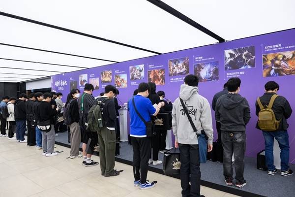 - 세븐나이츠 리버스를 플레이 중인 유저들