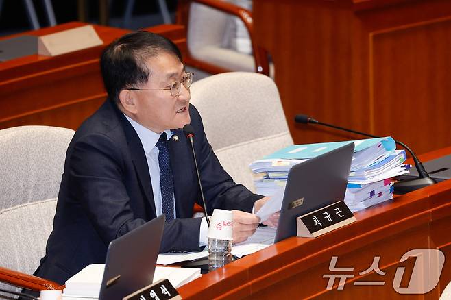 차규근 조국혁신당 의원이 12일 서울 여의도 국회에서 열린 제418회국회(정기회) 예산결산특별위원회 제10차 전체회의에서 금융위원장 답변 태도 관련 의사진행 발언을 하고 있다. 2024.11.12/뉴스1 ⓒ News1 안은나 기자