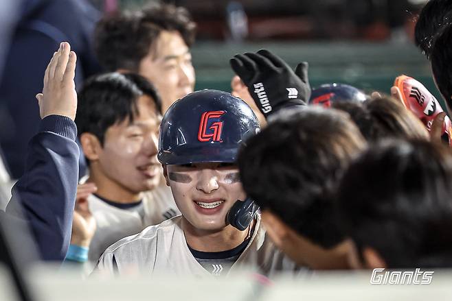 롯데 자이언츠는 24일 열린 KBO리그 사직 경기에서 5-3 역전승을 거둬 한화 이글스의 9연승을 저지했다. (롯데 자이언츠 제공)