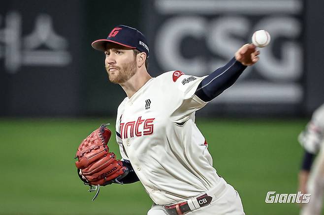 롯데 반즈가 23일 사직구장에서 열린 2025 KBO리그 한화전에 선발 등판해 역투하고 있다. 사진 | 롯데 자이언츠