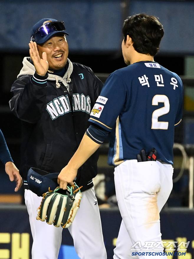 22일 잠실야구장에서 열린 NC와 LG의 경기, NC가 6대5로 승리하며 3연패에서 탈출했다. 승리의 기쁨을 나누는 이호준 감독과 박민우의 모습. 잠실=허상욱 기자wook@sportschosun.com/2025.04.22/
