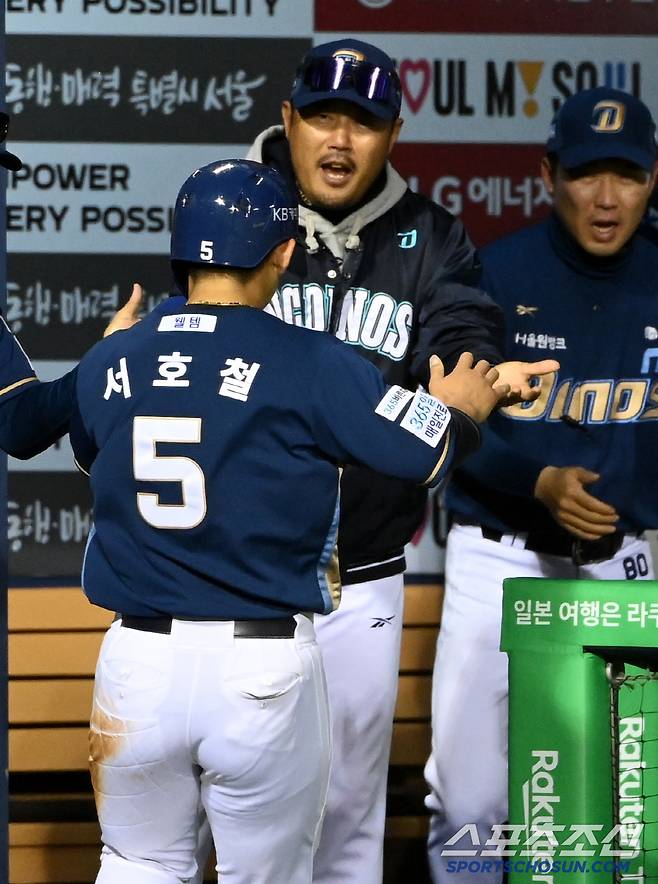 22일 잠실야구장에서 열린 NC와 LG의 경기, 4회초 1사 2루 NC 김형준의 역전 1타점 적시타때 득점한 2루주자 서호철이 이호준 감독과 기쁨을 나누고 있다. 잠실=허상욱 기자wook@sportschosun.com/2025.04.22/