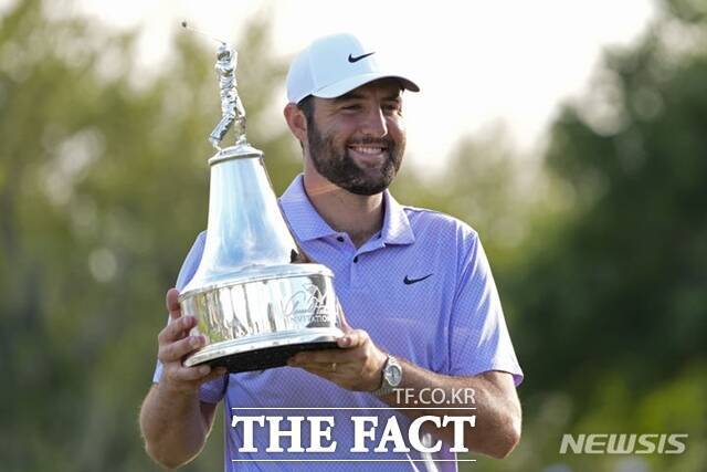 지난해 아놀드 파머 인비테이셔널에서 우승한 뒤 트로피를 들고 포즈를 취한 스코티 셰플러./AP. 뉴시스