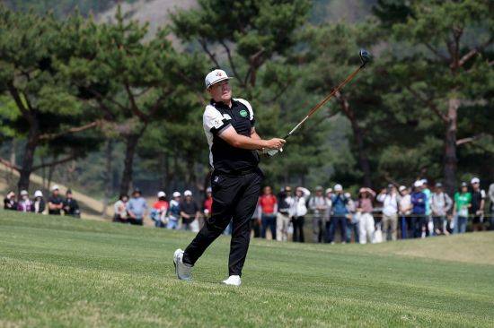 임성재가 우리금융 챔피언십 1라운드 3번 홀 페어웨이에서 드라이버를 잡고 두 번째 샷을 하고 있다. KPGA