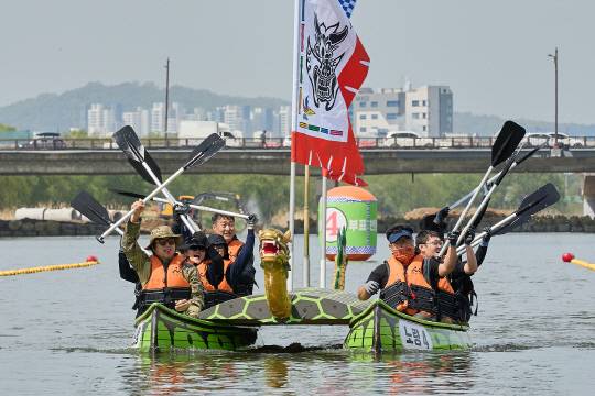 제64회 아산성웅이순신축제 일환으로 23일 곡교천에서 진행된 '충무공 이순신장군배 전국 노젓기대회' 예선 모습. 아산시 제공