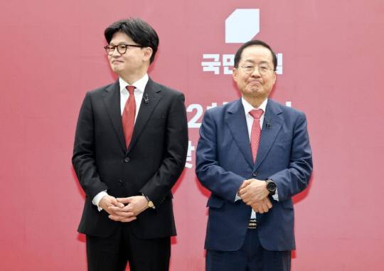(왼쪽부터)한동훈 국민의힘 대선 경선 후보와 홍준표 후보. 연합뉴스