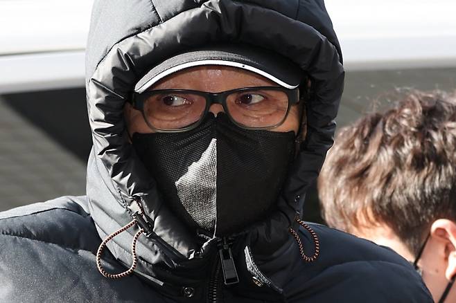 2018년 지방선거 당시 공천을 받게 해주겠다며 거액을 수수한 혐의를 받는 무속인 ‘건진법사’ 전성배 씨가 9일 서울 양천구 남부지방법원에서 열린 구속 전 피의자심문(영장실질심사)에 출석하고 있다. 2025.1.9. 뉴스1