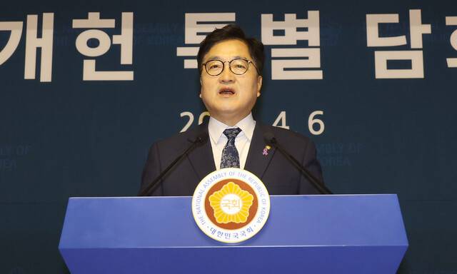 우원식 국회의장이 지난 6일 오후 국회 사랑재에서 개헌 관련 특별담화를 발표하고 있다. 윤운식 선임기자 yws@hani.co.kr