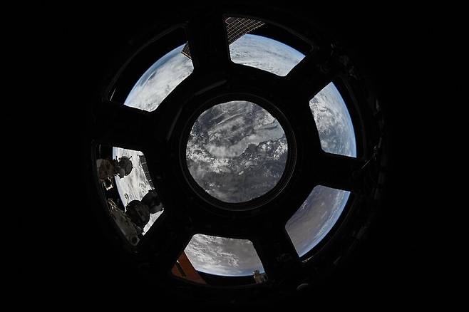 국제우주정거장의 관측용 모듈 큐폴라의 7개 창과 그 아래 바이칼호수. 돈 페티트