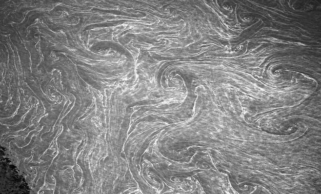 2024년 10월15일 지중해에 비치는 햇빛을 적외선으로 찍은 사진. 그는 “햇빛이 바다에 반사되면 일반 조명으로는 볼 수 없었던 물의 모습이 드러난다”며 “바닷물의 수위 차이를 수cm 단위로 인식할 수 있어 숨겨진 해류를 볼 수 있었다”고 말했다. 돈 페티트