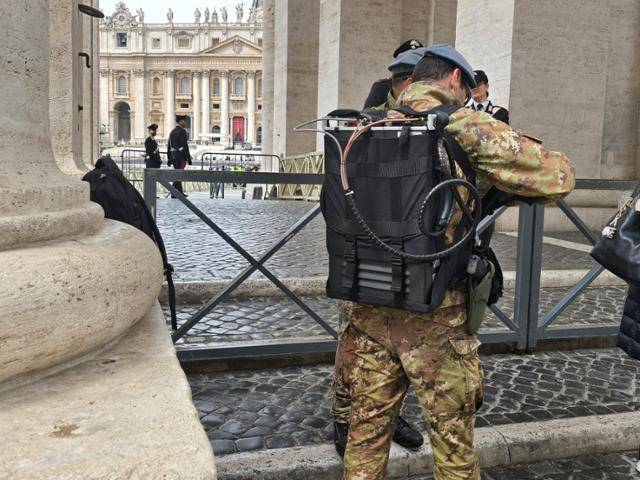 프란치스코 교황의 조문 이틀째인 24일 바티칸에 무장 군인이 대기하고 있다. 바티칸=신은별 특파원