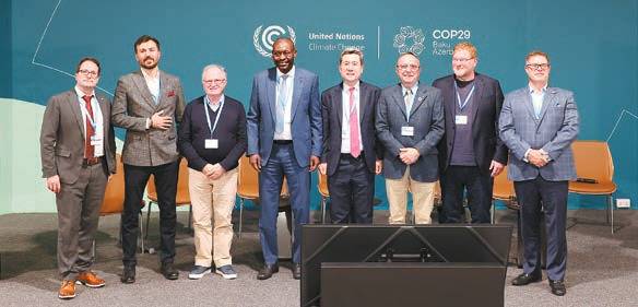 이강덕 포항시장(오른쪽 네 번째)이 지난해 11월 ‘제29차 유엔기후변화협약 당사국총회’에 참석해 기념촬영을 하고 있다.