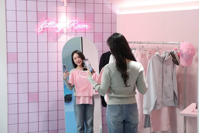 2025 월드IT쇼 삼성전자관 '미션존'에서 관람객이 '갤럭시S25 시리즈'의 '실시간 비주얼 AI' 기능으로 어울리는 의상을 고르고 있다. 사진=삼성전자 제공