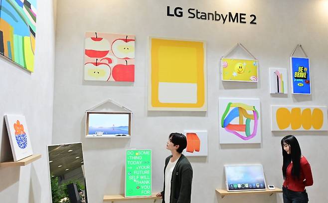 홍보모델이 이동식 라이프스타일 스크린 'LG 스탠바이미2'를 통해 그림을 감상하고 있다. 사진=LG전자 제공
