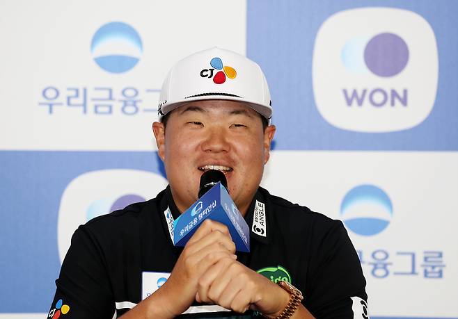 KPGA투어 우리금융 챔피언십 개막을 하루 앞두고 23일 대회 코스인 경기도 파주시 서원밸리CC에서 열린 공식 기자회견에서 질문에 답하고 있는 임성재. KPGA