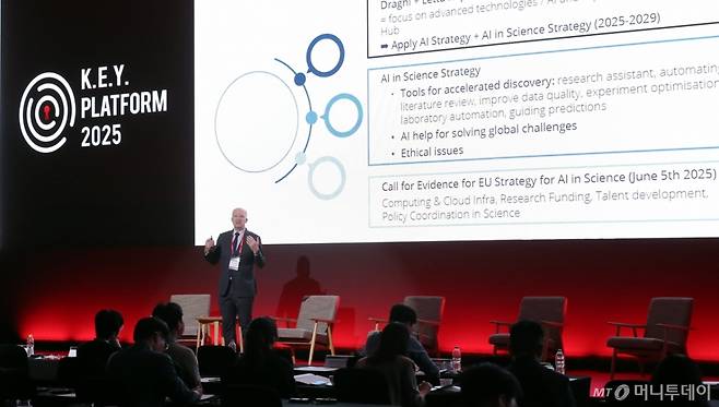 르노 베델 프랑스 국사원 국사위원이 24일 영등포구 콘래드 서울 호텔에서 머니투데이 주최로 진행된 '2025 키플랫폼' 특별세션에서 '과학 분야의 AI 기법 강화를 위한 프랑스 및 유럽의 전략과 과학을 기반으로 한 미래 AI 발전 경로 지원 방안'에 대해 특별강연을 하고 있다. /사진=김창현 기자 chmt@