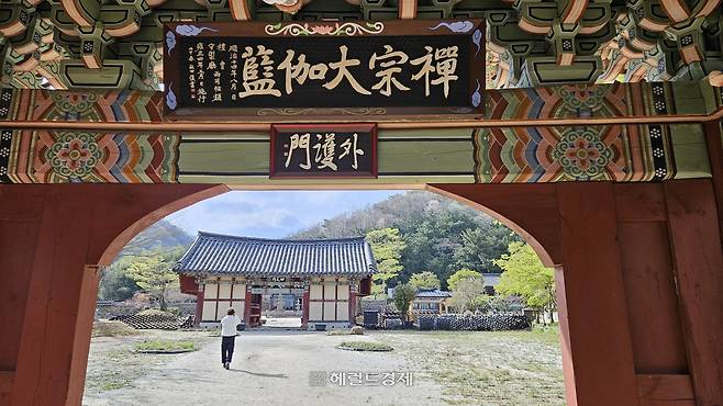 일주문 안쪽에 ‘선종대가람’과 ‘외호문’ 현판이 붙어있다.