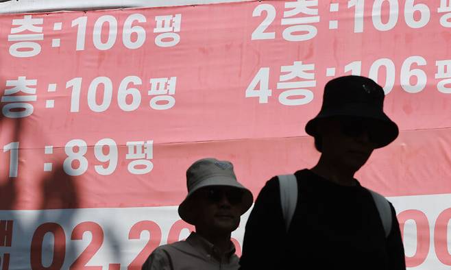 서울 명동거리 한 건물에 임대 문의 현수막이 게시된 모습. 연합뉴스