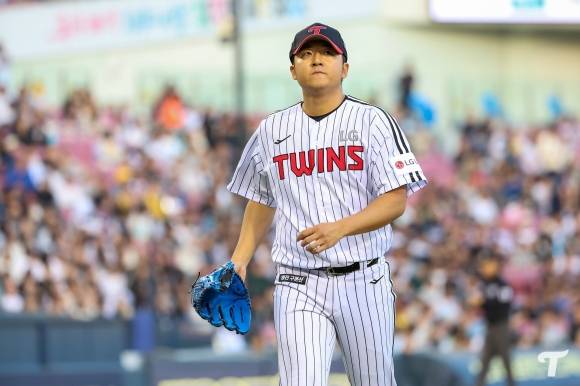 LG 트윈스 송승기가 24일 서울 잠실야구장에서 열린 2025 KBO리그 정규시즌 NC 다이노스와의 홈 경기에서 마운드를 내려오고 있다. LG 트윈스 제공