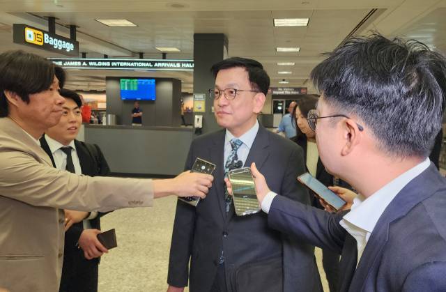 최상목(오른쪽 두 번째) 부총리 겸 기획재정부 장관이 미국 도널드 트럼프 행정부와 통상 협의를 하기 위해 22일(현지 시간) 미국 워싱턴DC 인근 덜레스국제공항에 도착해 취재진과 인터뷰하고 있다. 연합뉴스