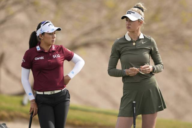 동반 라운드를 하고 있는 티띠꾼(왼쪽)과 코르다. 사진 제공=AP연합뉴스