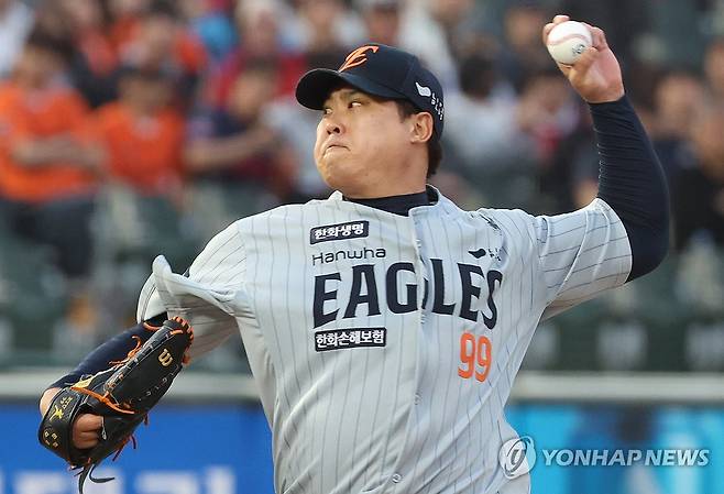 투구하는 한화 류현진 (부산=연합뉴스) 강선배 기자 = 24일 부산 사직야구장에서 열린 프로야구 2025 신한 SOL 뱅크 KBO리그 한화 이글스와 롯데 자이언츠의 경기. 1회 말 한화 선발투수 류현진이 투구하고 있다. 2025.4.24 sbkang@yna.co.kr