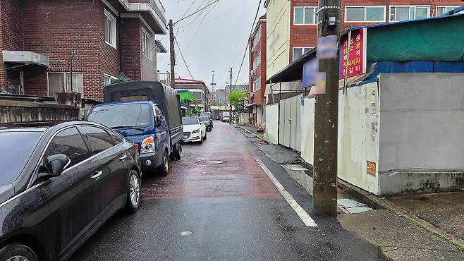 대전 중구 산성동의 한 소방차 진입곤란지역. 한쪽에 주차된 차량과 전봇대로 인해 소방펌프차가 지나가기 어려워 보인다. 사진=김중곤 기자