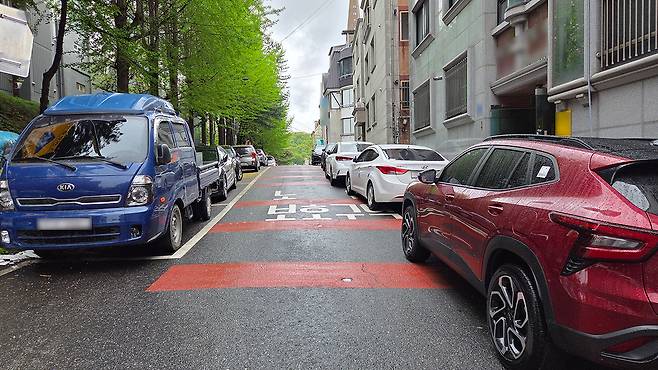 대전 서구 갈마동의 한 소방차 진입곤란지역. 한쪽에 주차된 차량으로 인해 소방펌프차가 지나가기 어려워 보인다. 사진=김중곤 기자