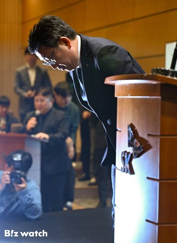 유영상 SK텔레콤 대표이사가 25일 서울 중구 SKT타워에서 SK텔레콤 이용자 유심(USIM) 정보가 해커 공격으로 유출된 것과 관련해 고개 숙여 사과하고 있다./사진=이명근 기자 qwe123@