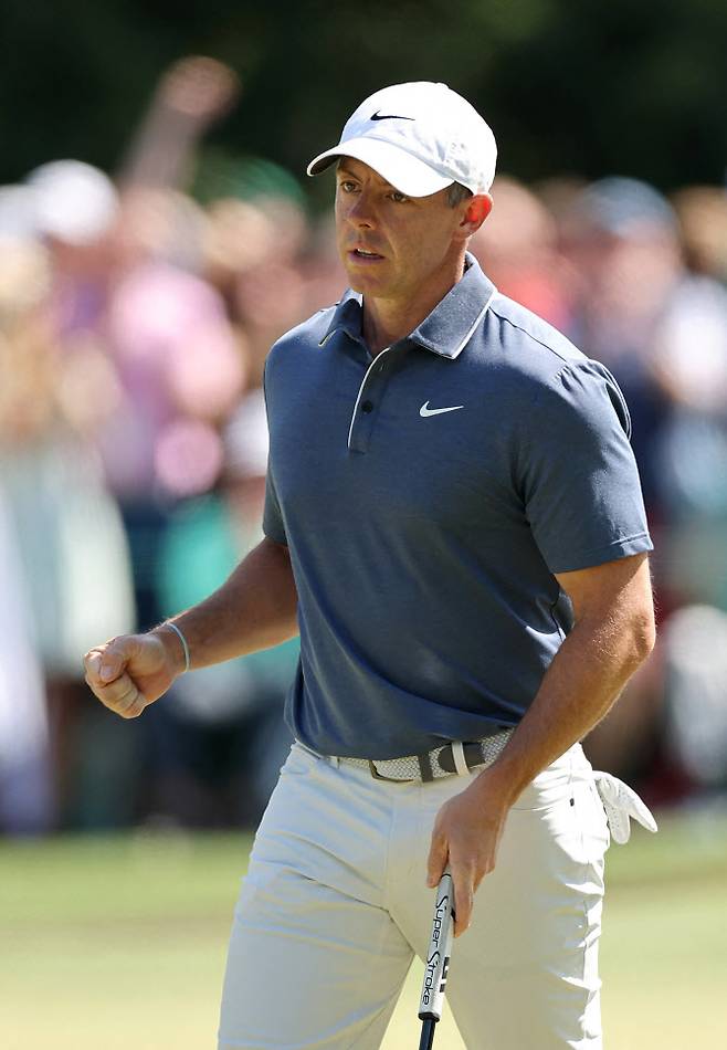 4번홀에서 버디를 기록한 로리 매킬로이가 주먹을 불끈 쥐며 기뻐하고 있다. (사진=AFPBBNews)